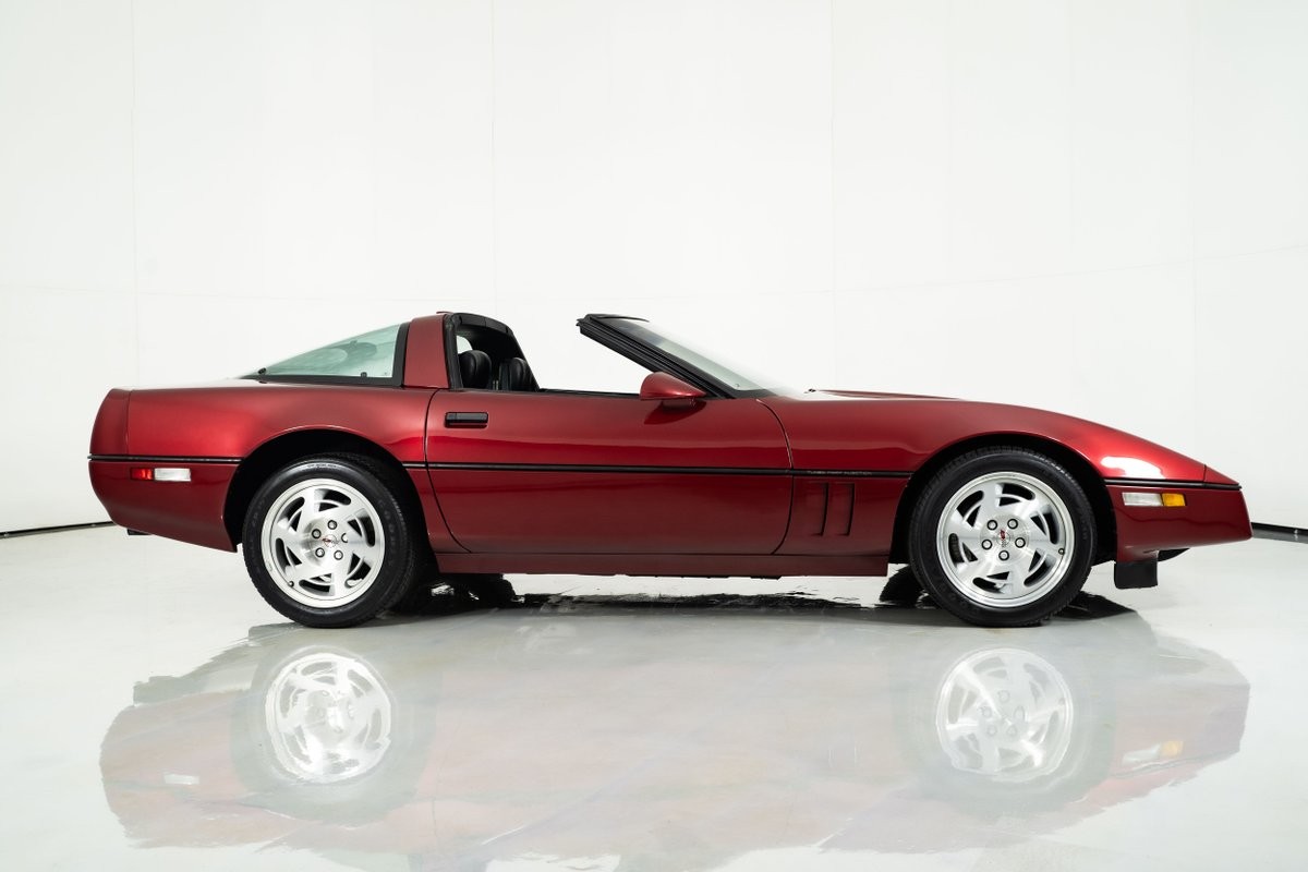 Chevrolet-Corvette-1990-Hatchback-15