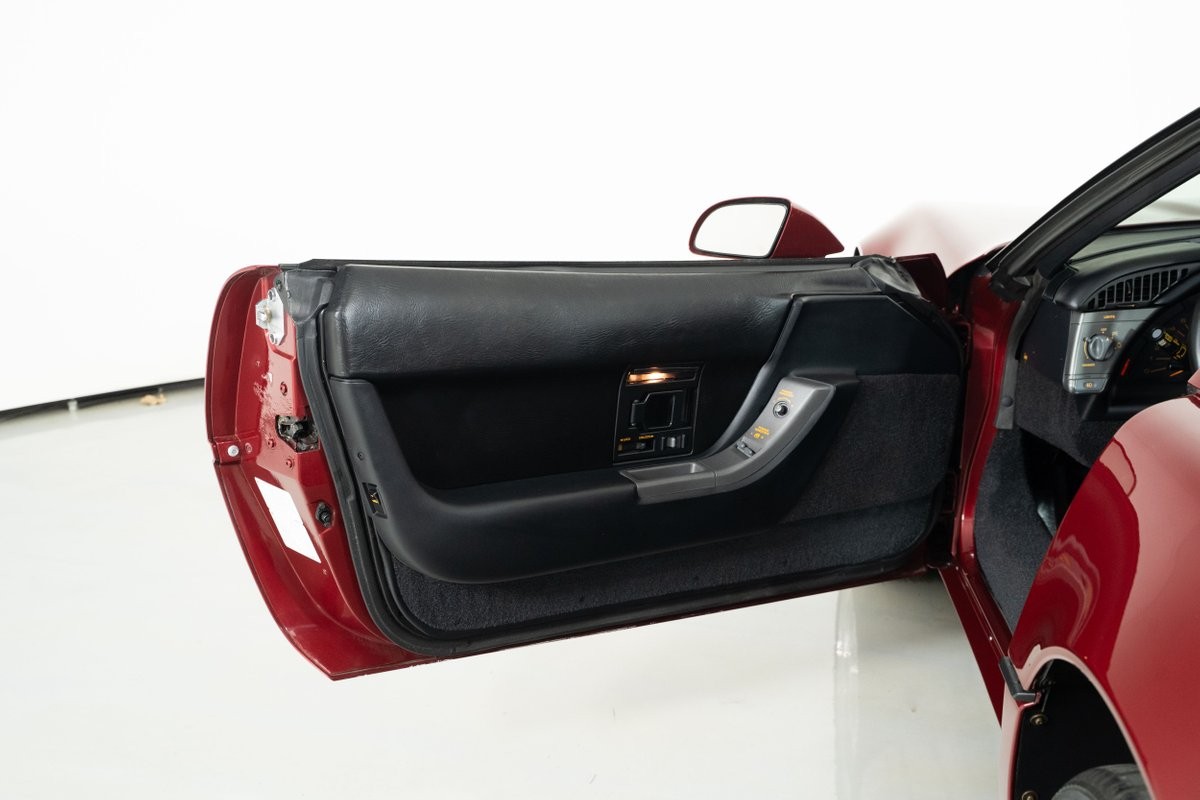 Chevrolet-Corvette-1990-Hatchback-17