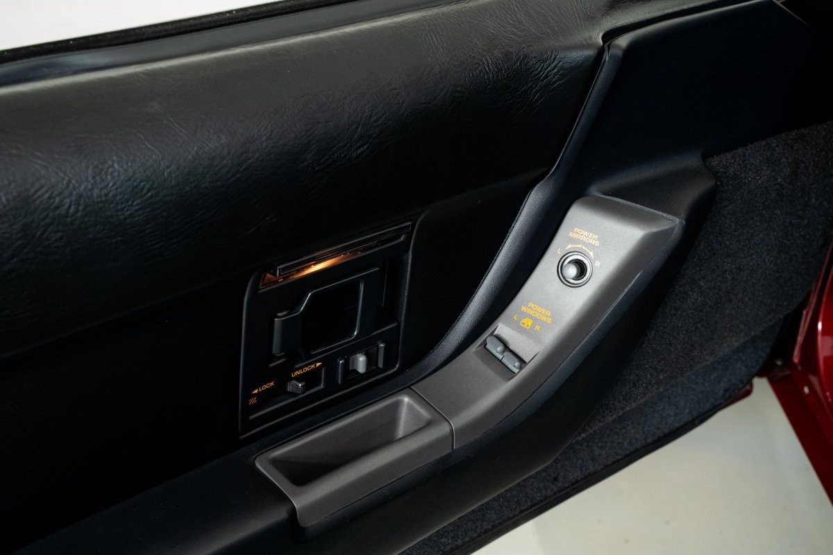 Chevrolet-Corvette-1990-Hatchback-18