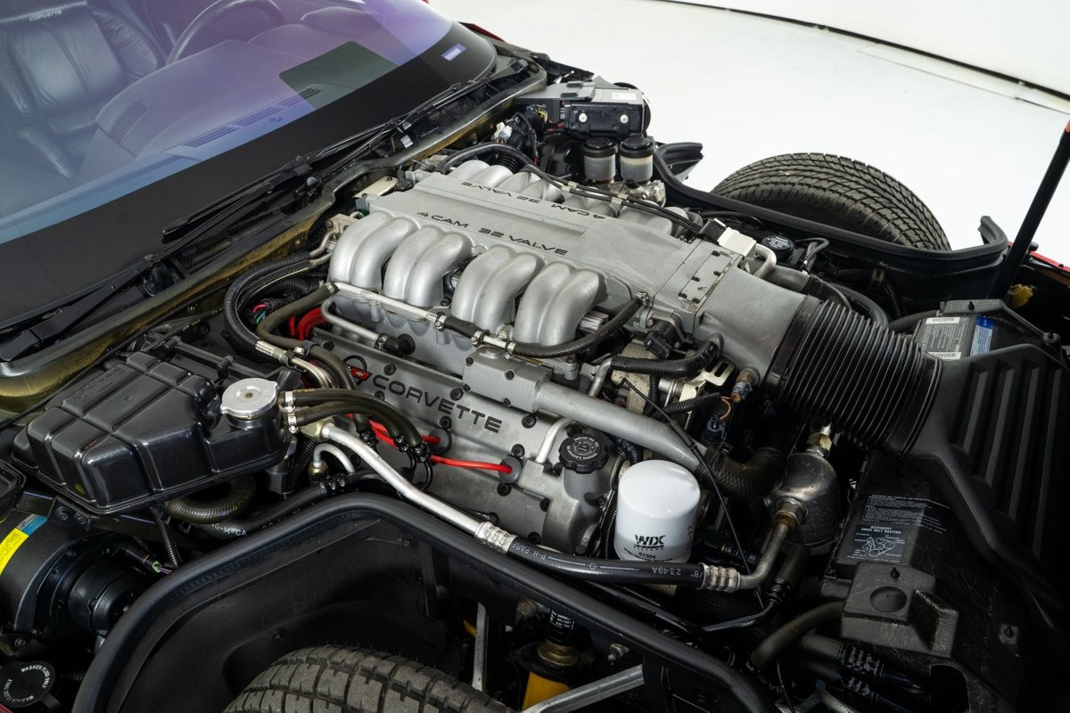 Chevrolet-Corvette-1990-Hatchback-2