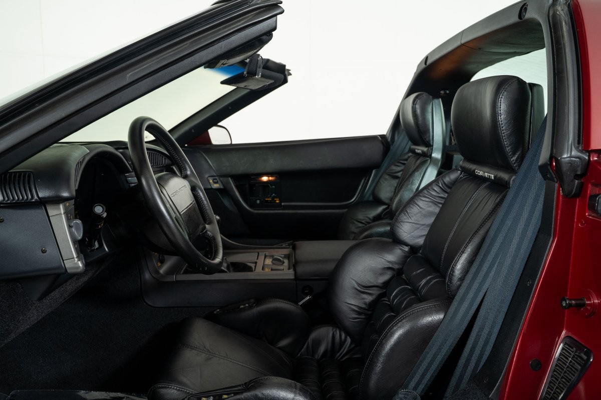 Chevrolet-Corvette-1990-Hatchback-20