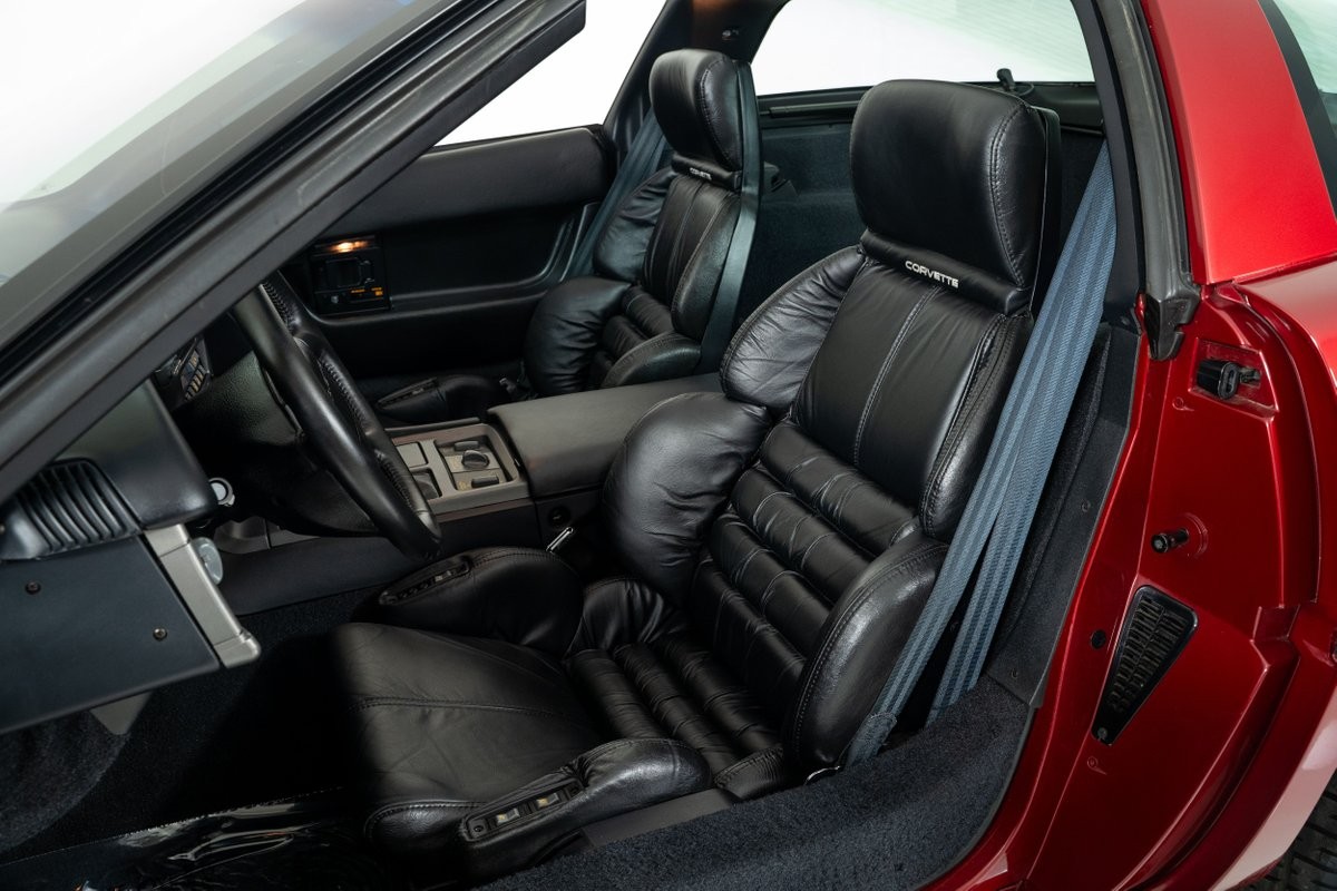 Chevrolet-Corvette-1990-Hatchback-21