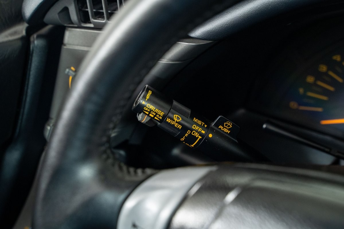 Chevrolet-Corvette-1990-Hatchback-28