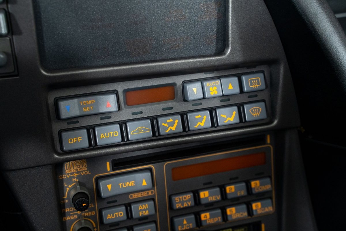 Chevrolet-Corvette-1990-Hatchback-31