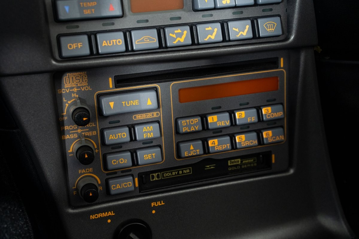 Chevrolet-Corvette-1990-Hatchback-32