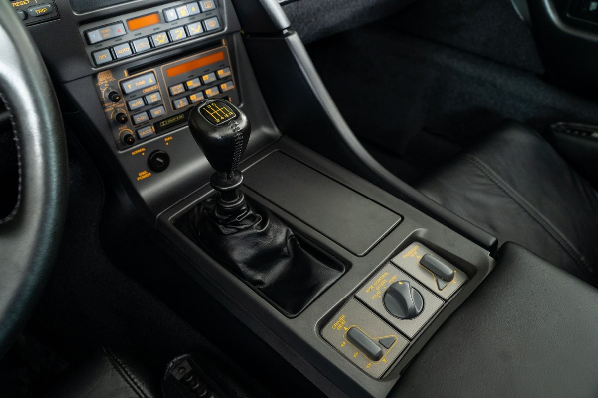 Chevrolet-Corvette-1990-Hatchback-34