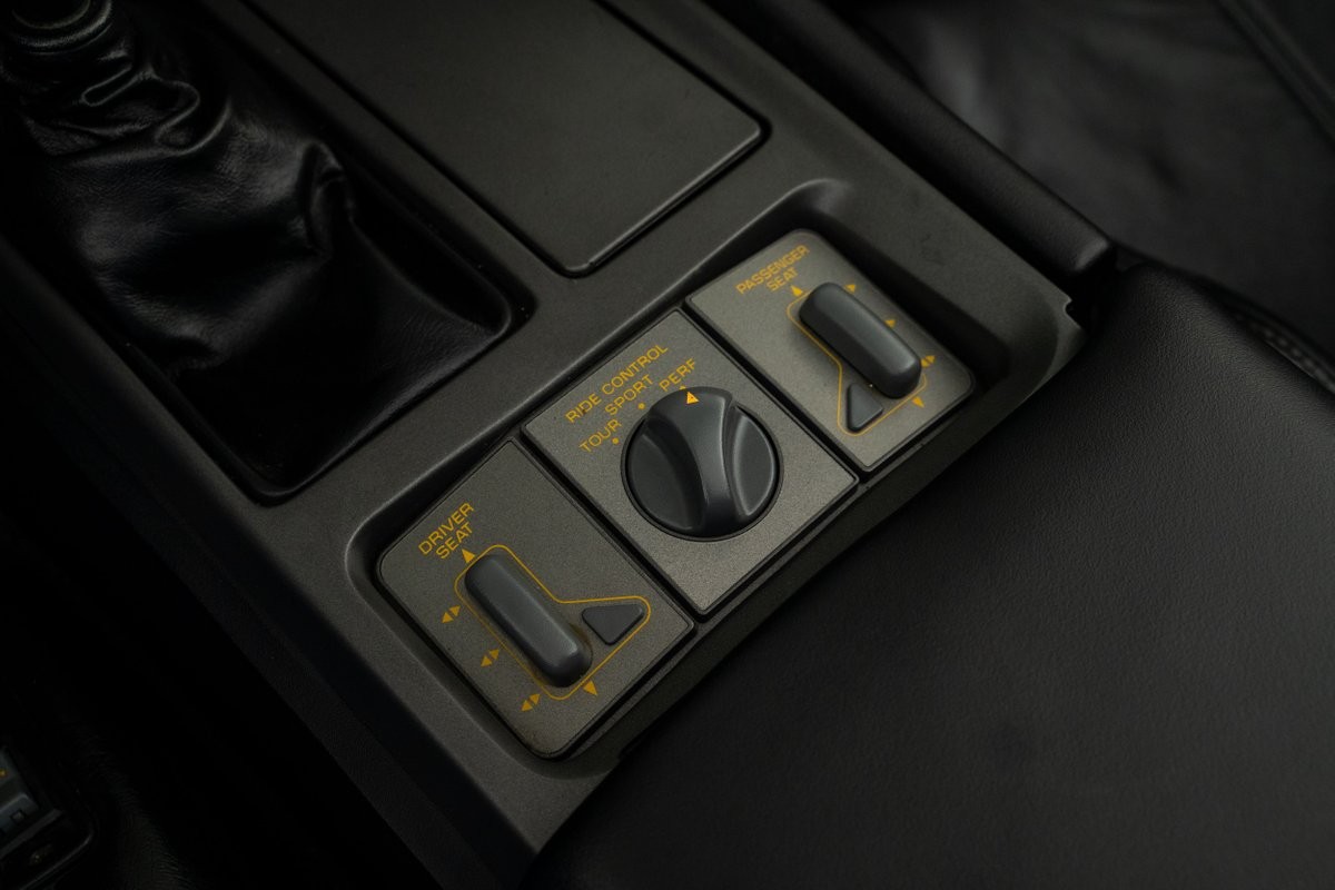 Chevrolet-Corvette-1990-Hatchback-35