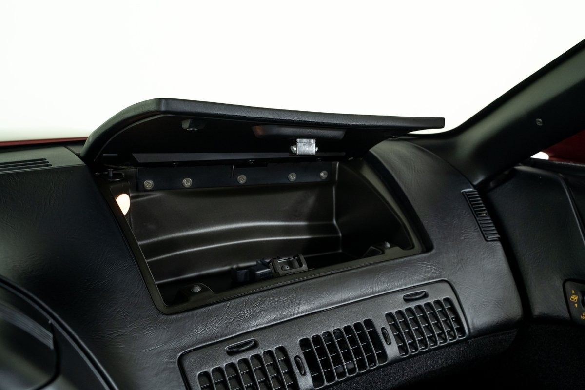 Chevrolet-Corvette-1990-Hatchback-38