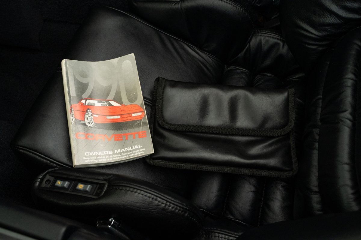 Chevrolet-Corvette-1990-Hatchback-39