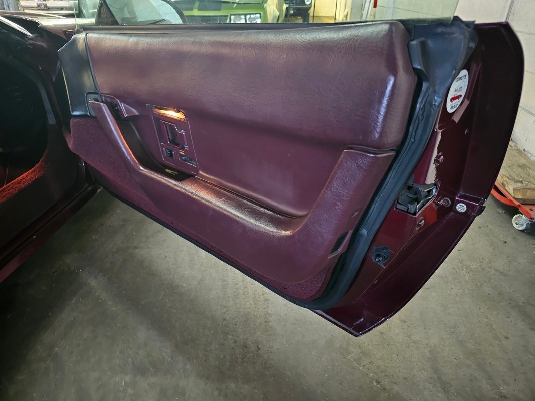 Chevrolet-Corvette-1993-Hatchback-17