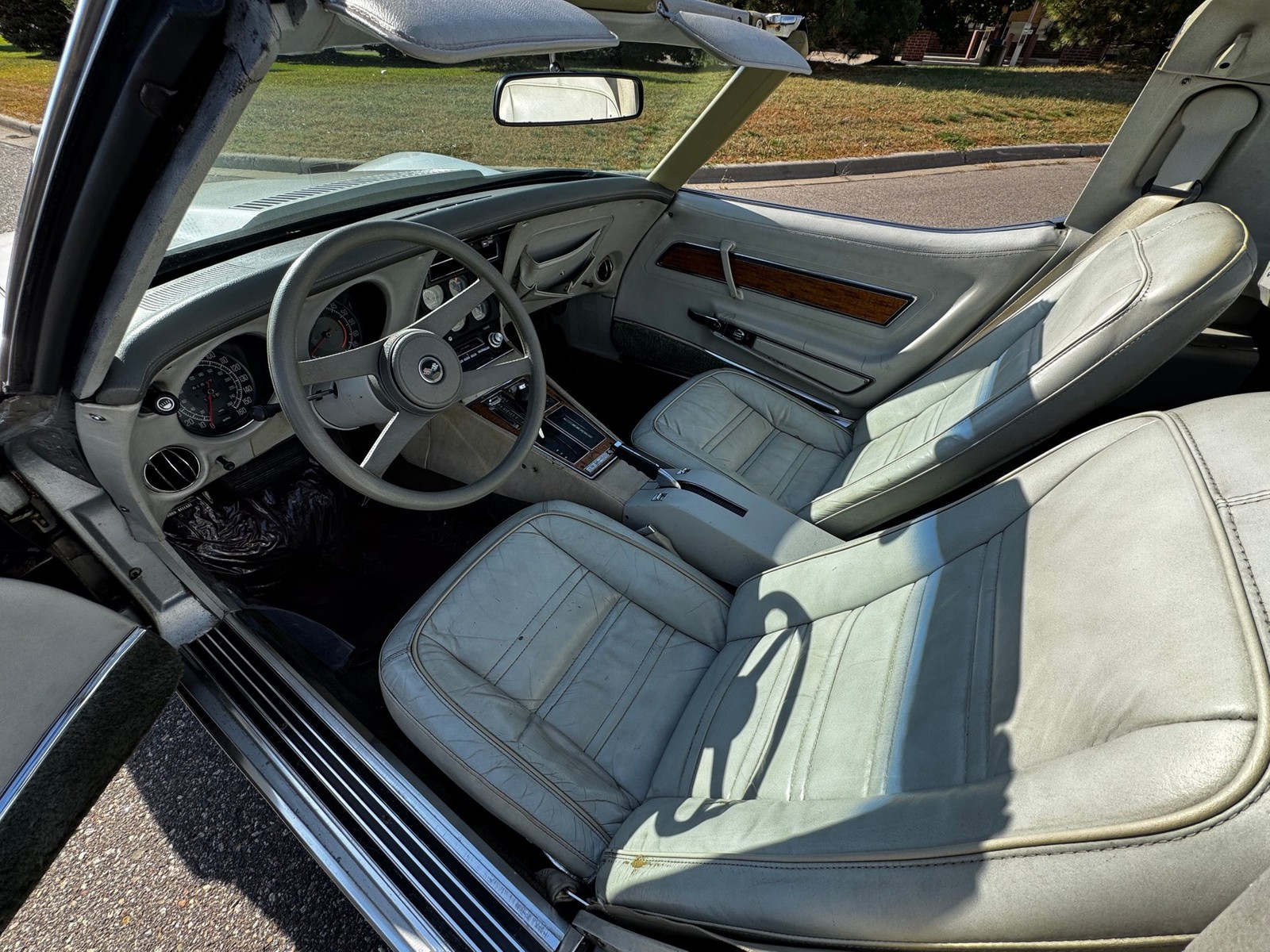 Chevrolet-Corvette-Stingray-1976-Coupe-10
