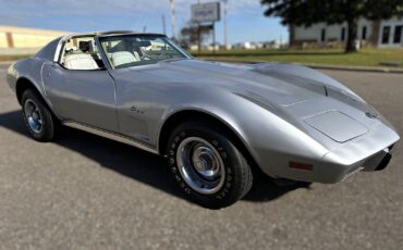Chevrolet-Corvette-Stingray-1976-Coupe