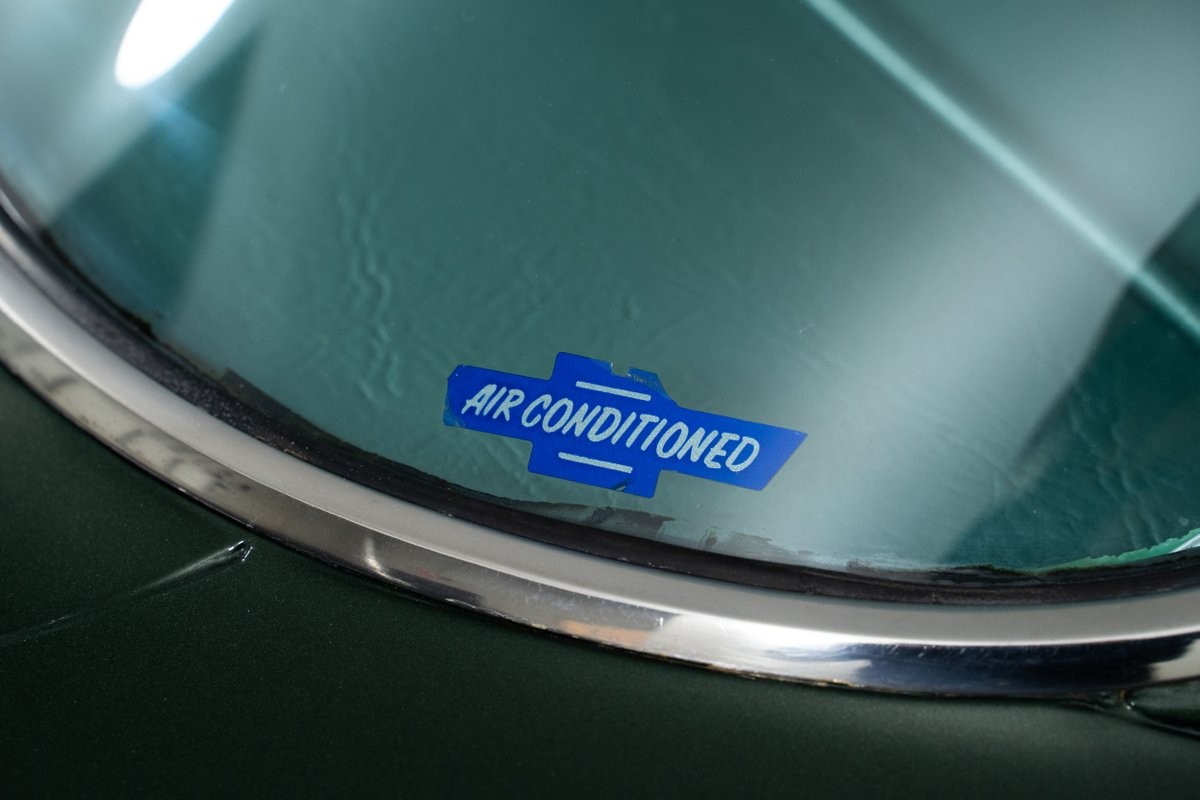 Chevrolet-Impala-1963-Sedan-16