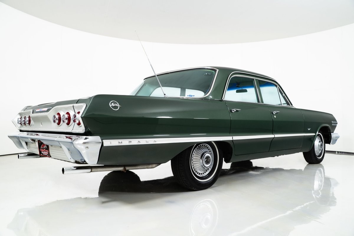 Chevrolet-Impala-1963-Sedan-17