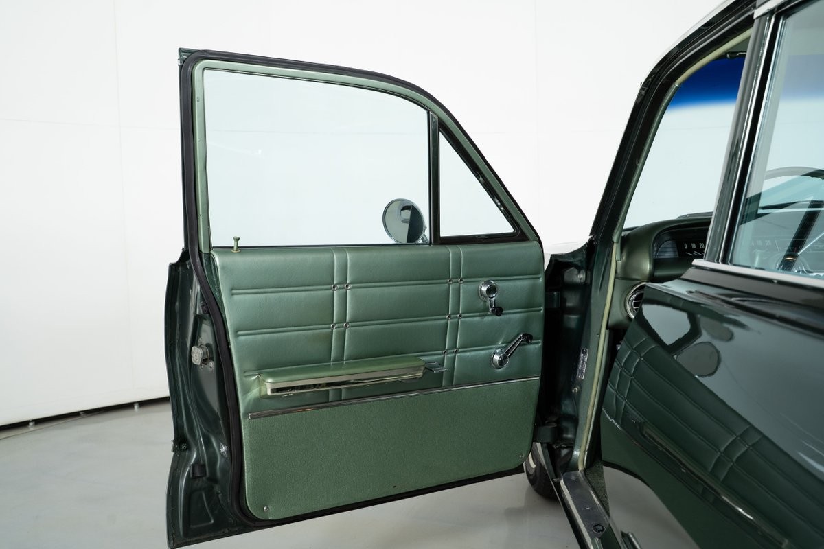 Chevrolet-Impala-1963-Sedan-24