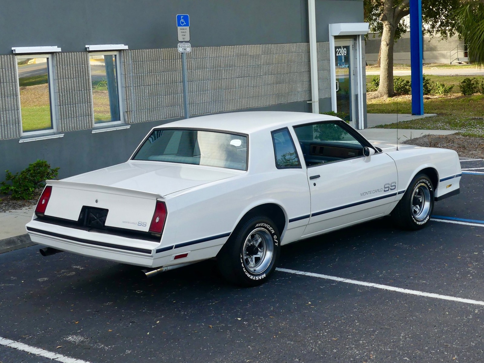Chevrolet-Monte-Carlo-1984-Coupe-20