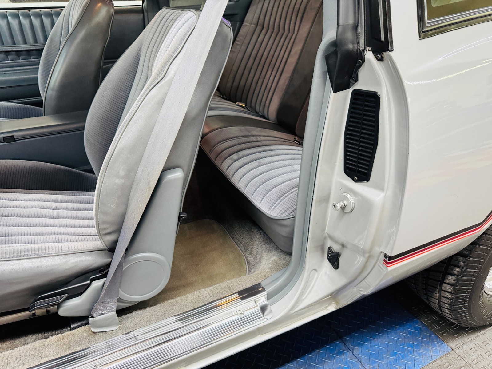 Chevrolet-Monte-Carlo-1985-Coupe-37