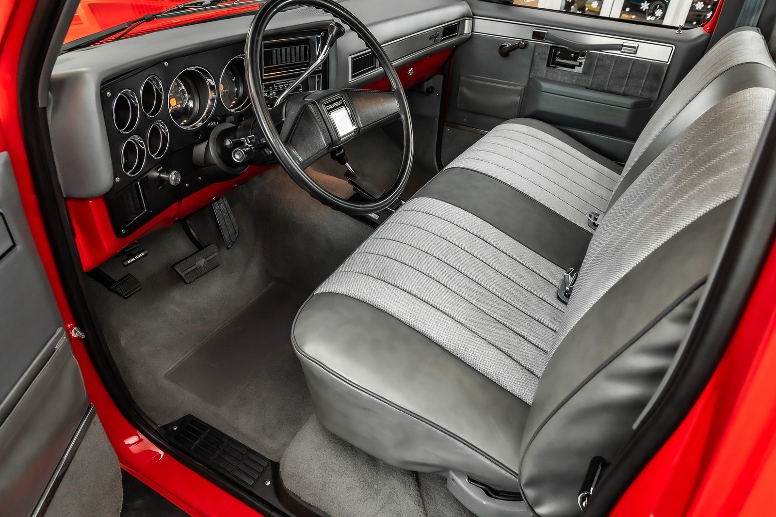 Chevrolet-Silverado-1500-1987-Pickup-Truck-2