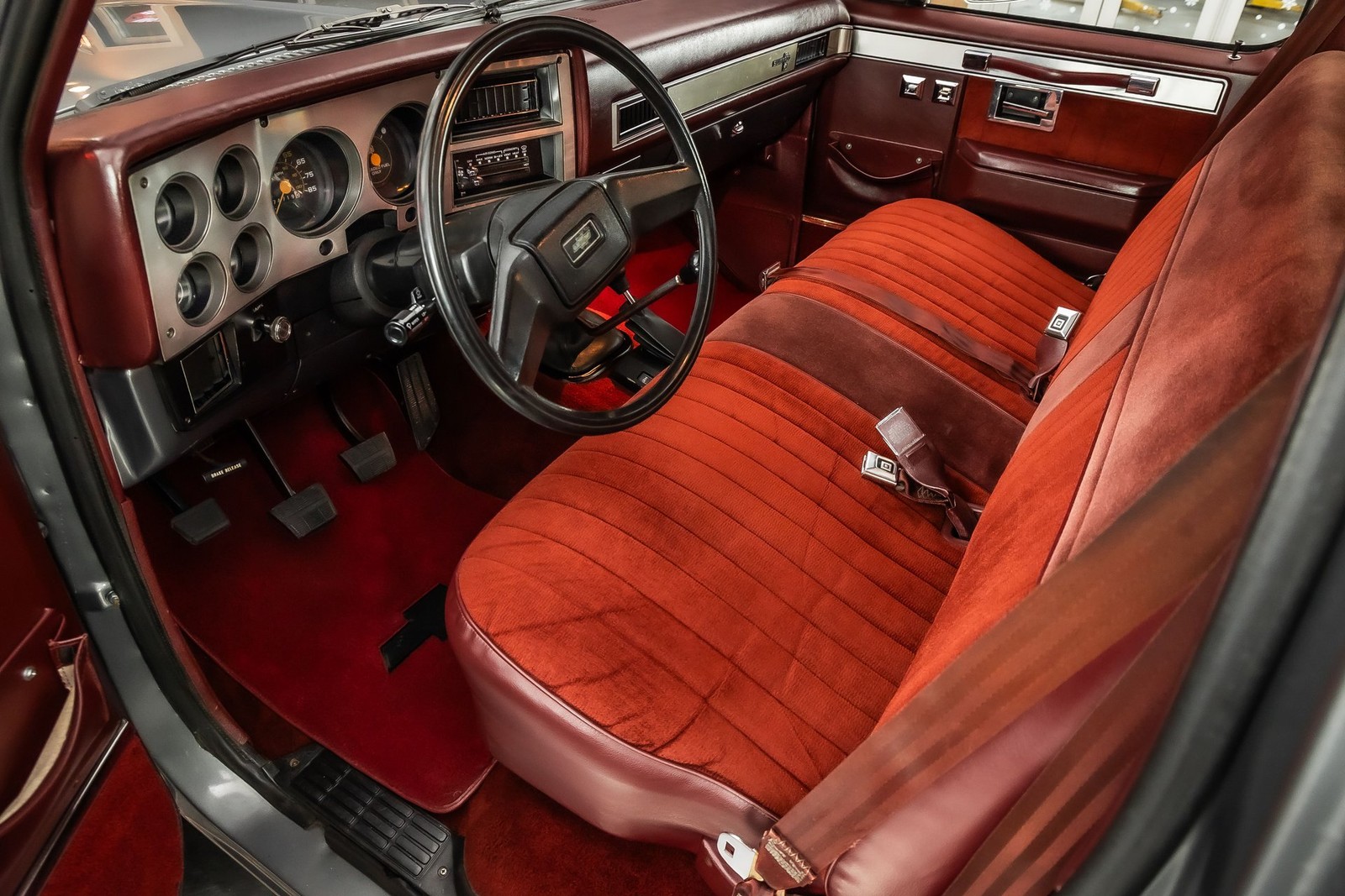 Chevrolet-Silverado-1500-1987-Pickup-Truck-2