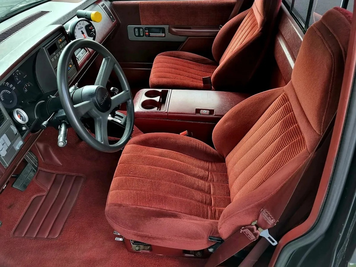 Chevrolet-Ss-1990-Black-Red-7