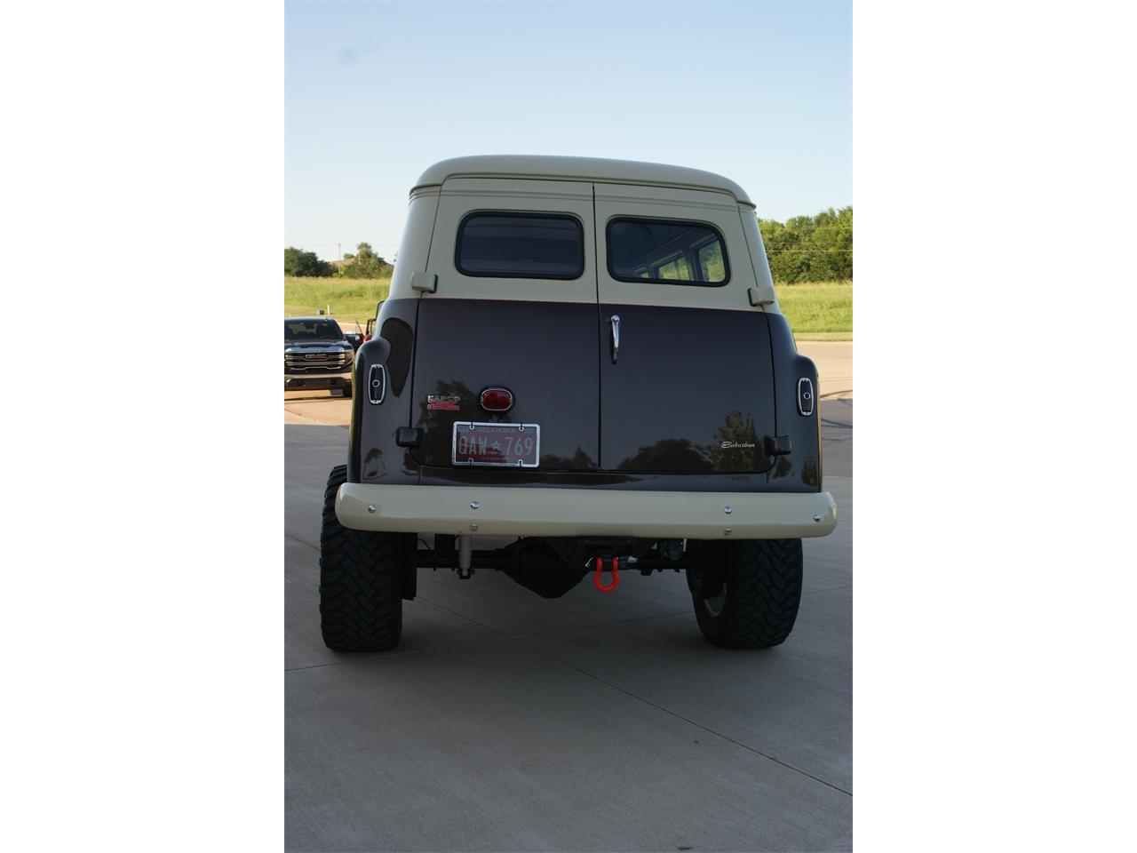 Chevrolet-Suburban-1955-Brown-Tan-1