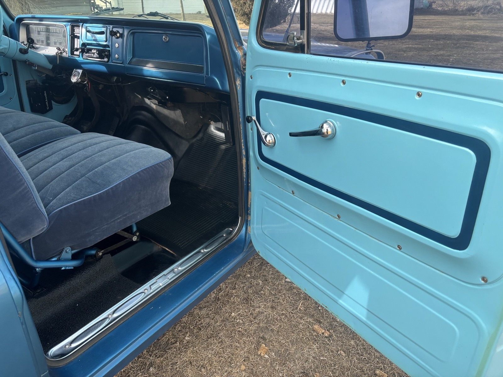 Chevrolet-Suburban-1965-SUV-16