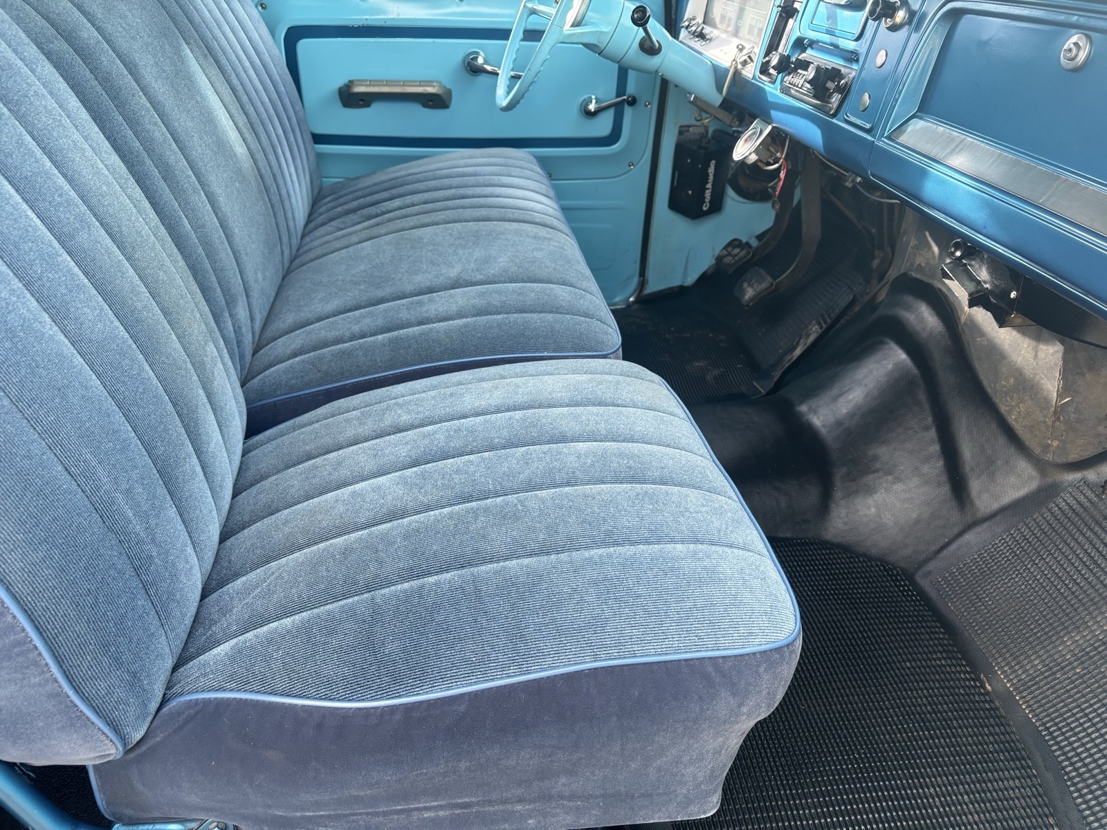 Chevrolet-Suburban-1965-SUV-17