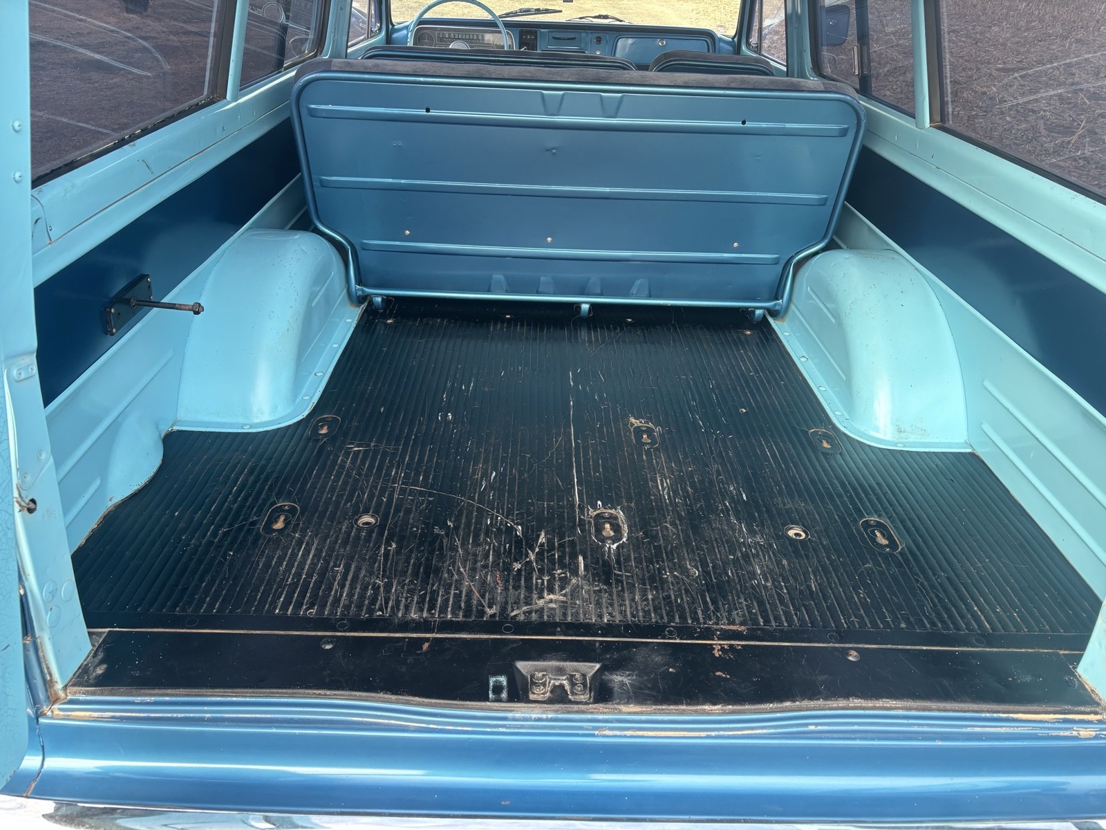 Chevrolet-Suburban-1965-SUV-22