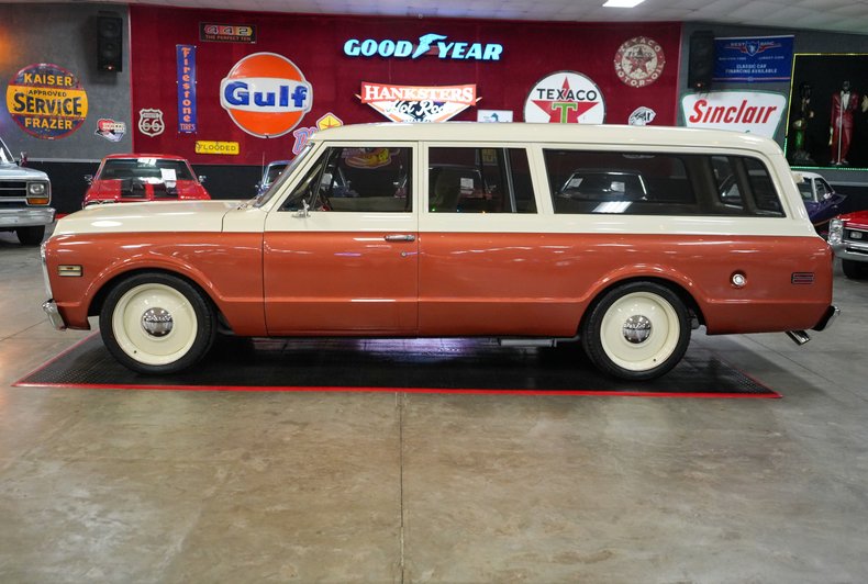 Chevrolet-Suburban-1969-Copper-Beige-1