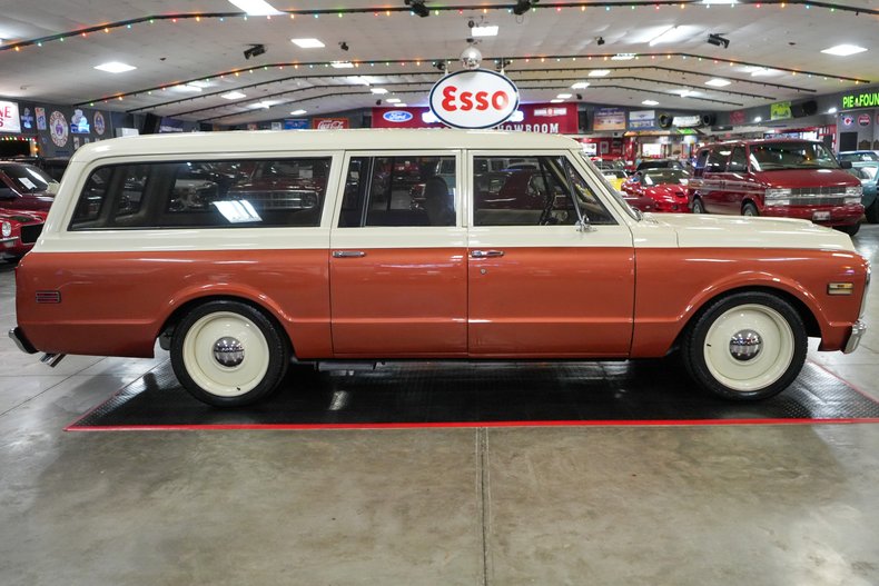 Chevrolet-Suburban-1969-Copper-Beige-15
