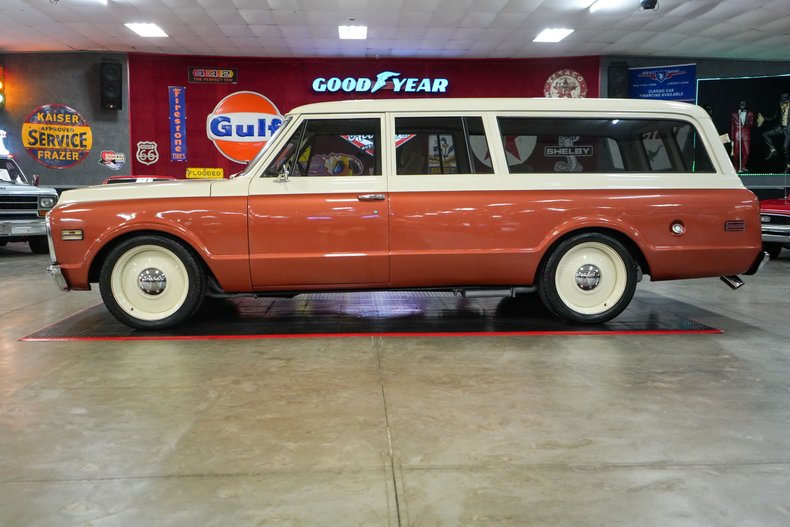 Chevrolet-Suburban-1969-Copper-Beige-25