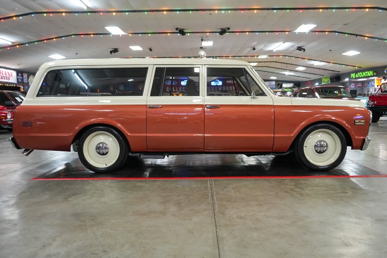 Chevrolet-Suburban-1969-Copper-Beige-29