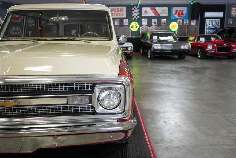 Chevrolet-Suburban-1969-Copper-Beige-8