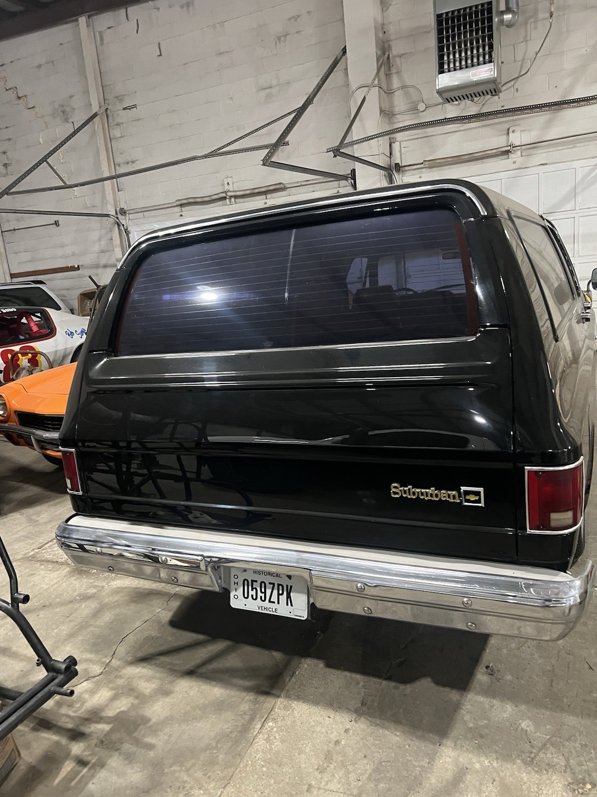 Chevrolet-Suburban-1987-SUV-4