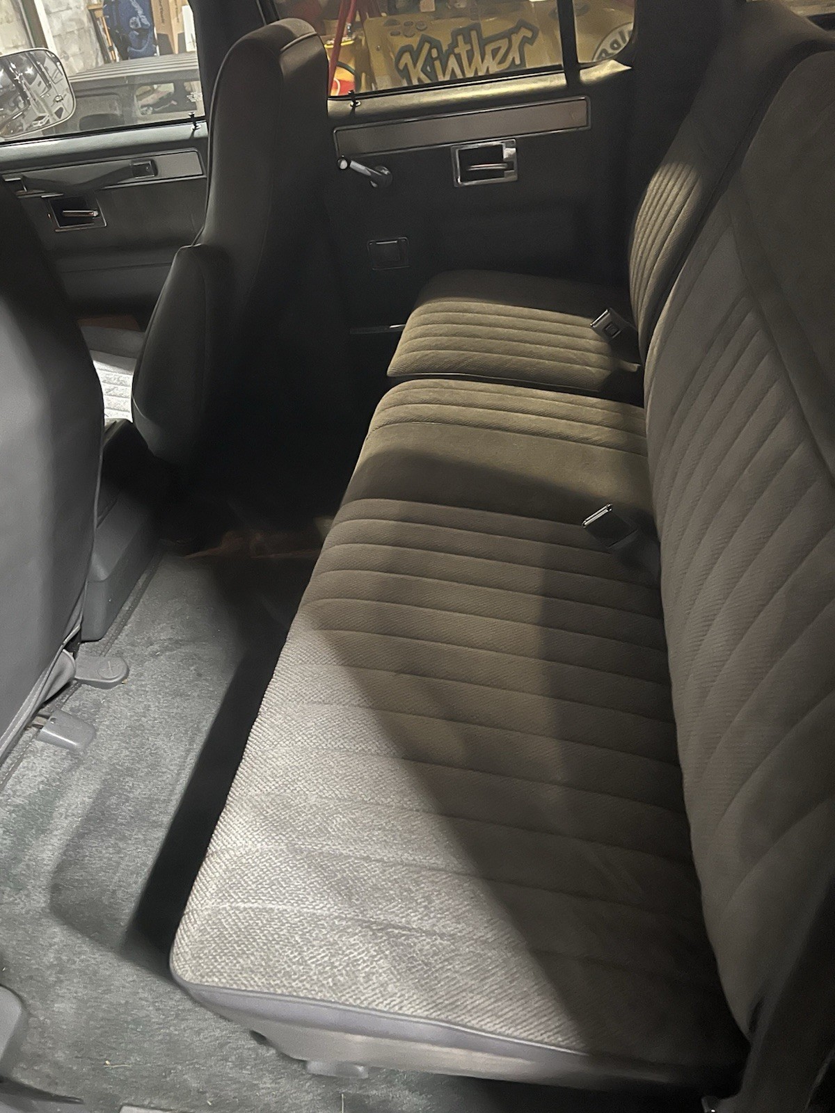 Chevrolet-Suburban-1987-SUV-5