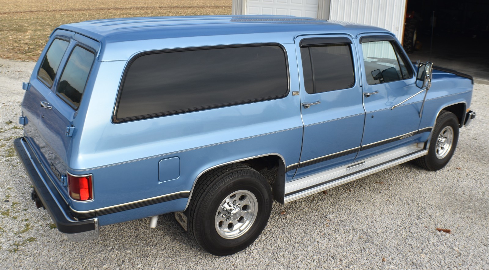 Chevrolet-Suburban-1989-SUV-10