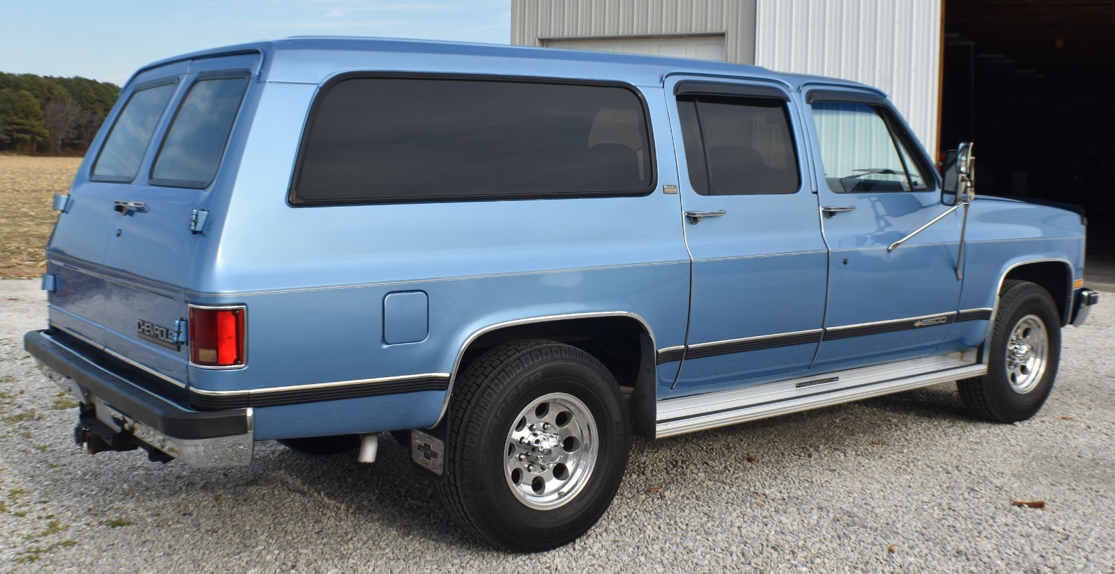 Chevrolet-Suburban-1989-SUV-11