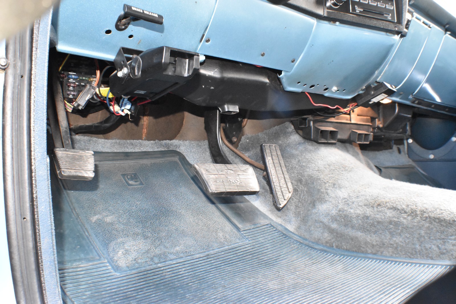 Chevrolet-Suburban-1989-SUV-21