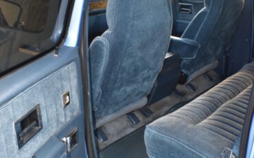 Chevrolet-Suburban-1989-SUV-23