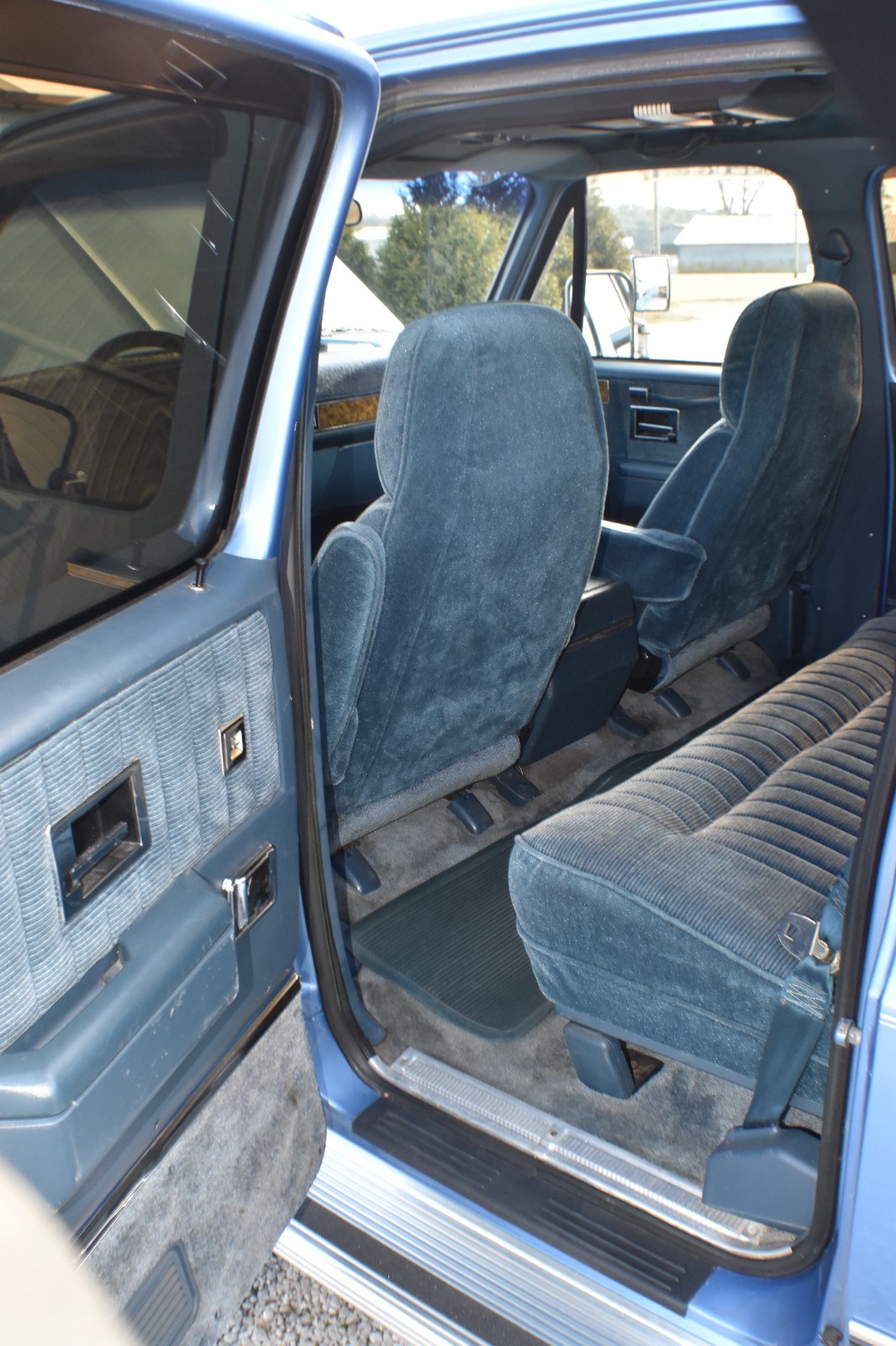 Chevrolet-Suburban-1989-SUV-23