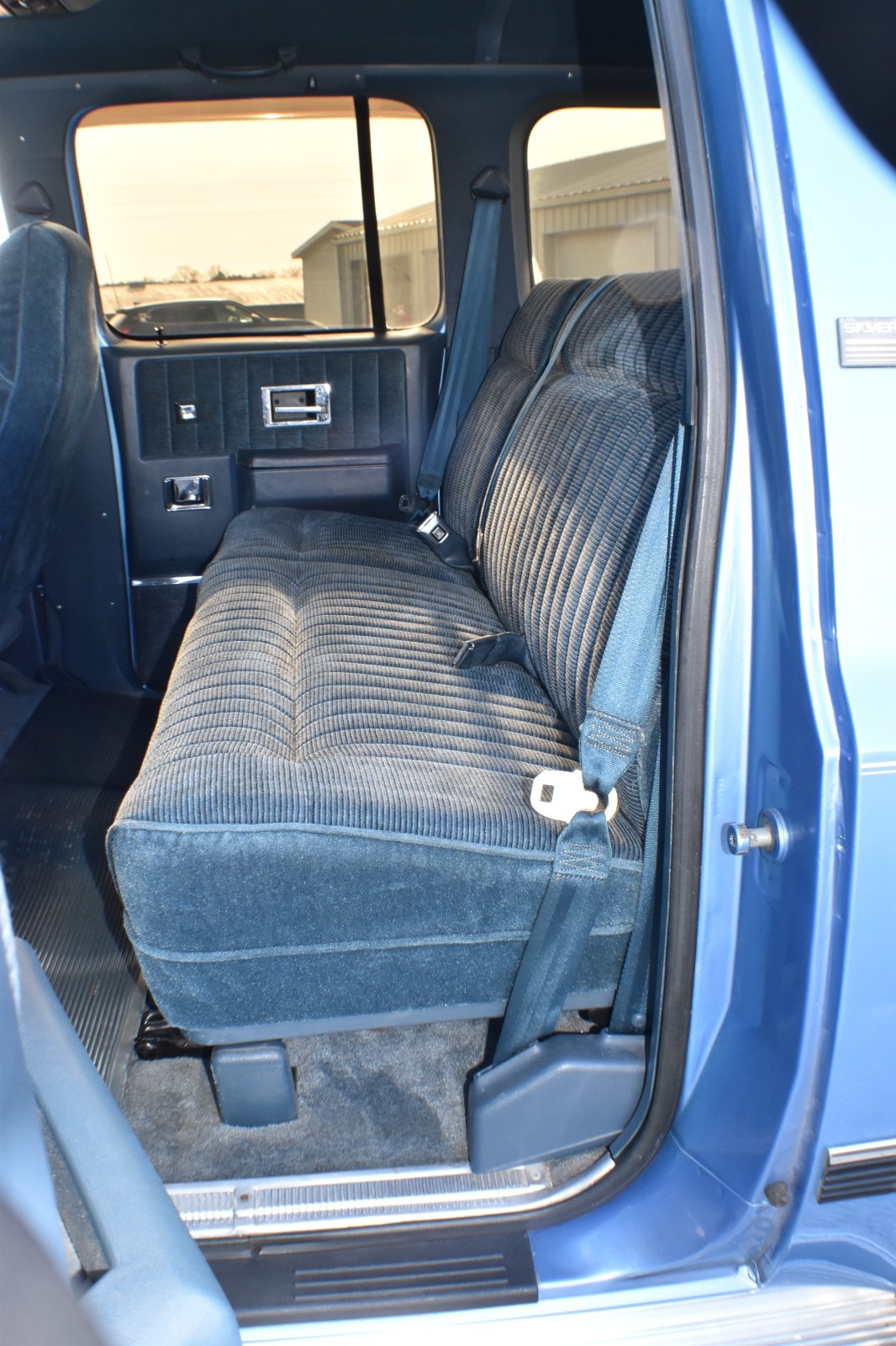 Chevrolet-Suburban-1989-SUV-24