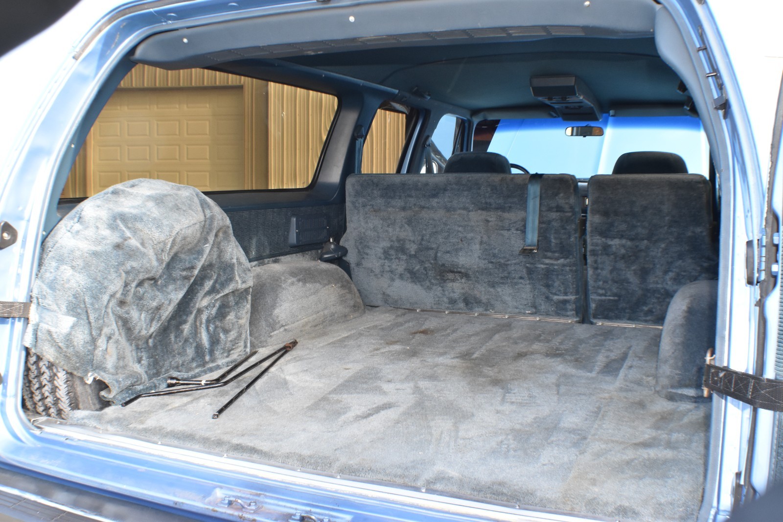 Chevrolet-Suburban-1989-SUV-27