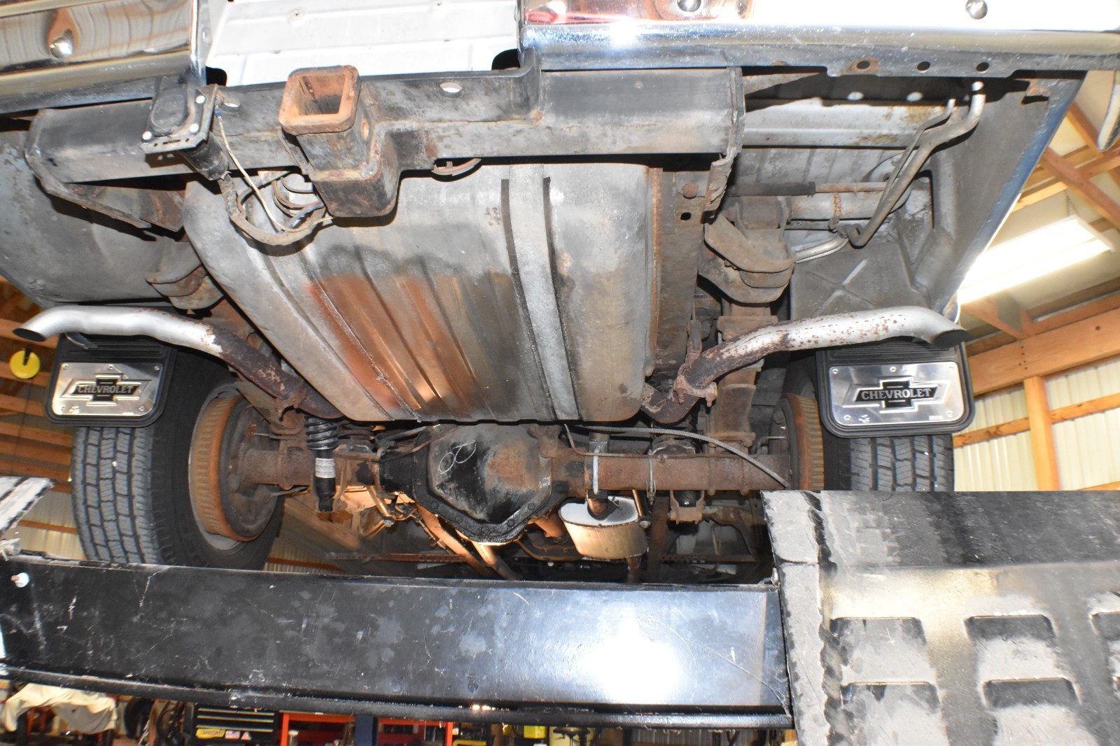 Chevrolet-Suburban-1989-SUV-34