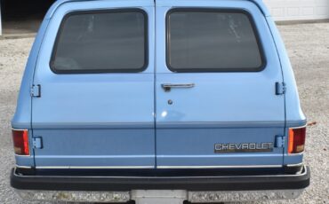 Chevrolet-Suburban-1989-SUV-9