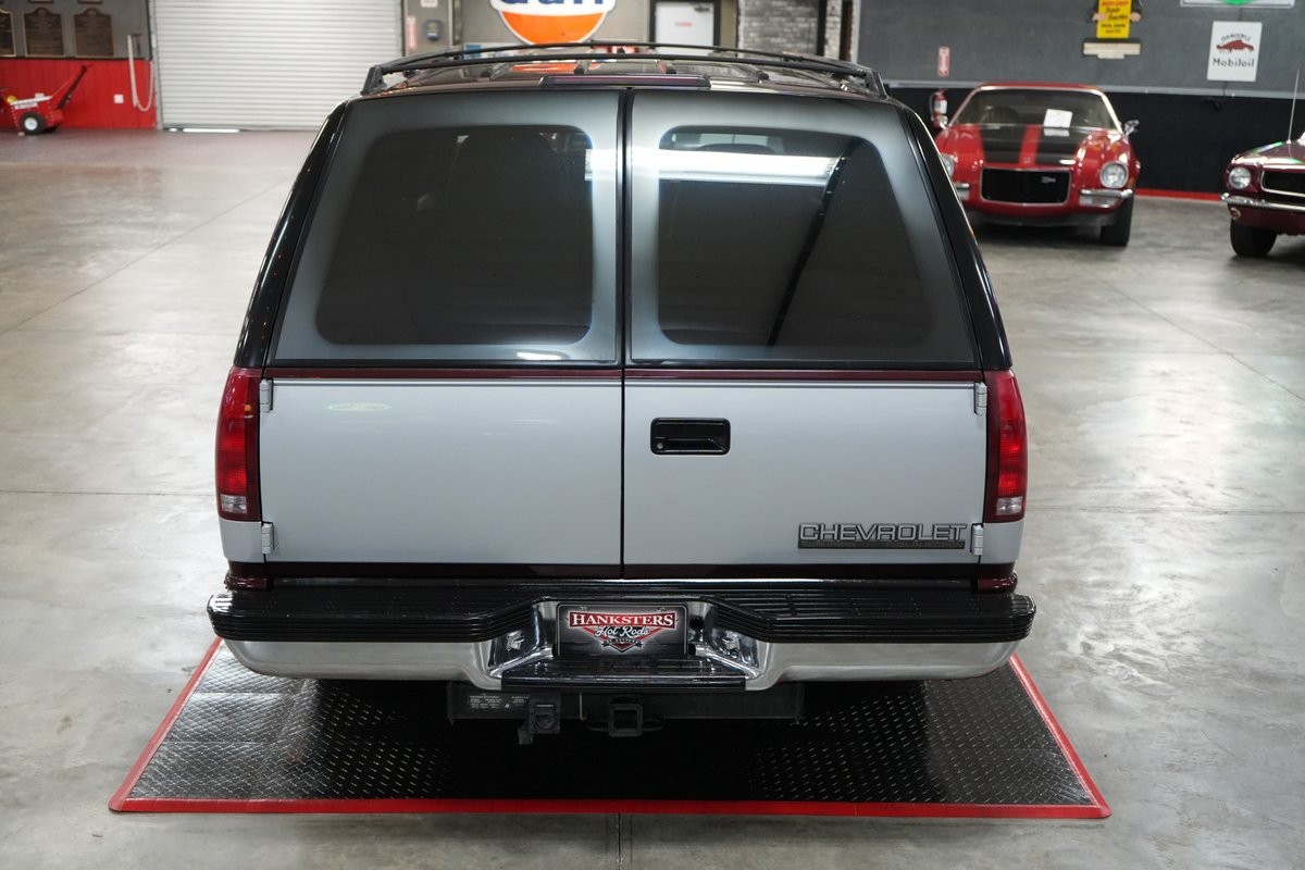 Chevrolet-Suburban-1994-SUV-13