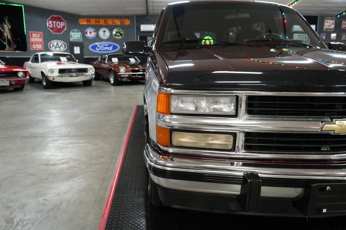 Chevrolet-Suburban-1994-SUV-28