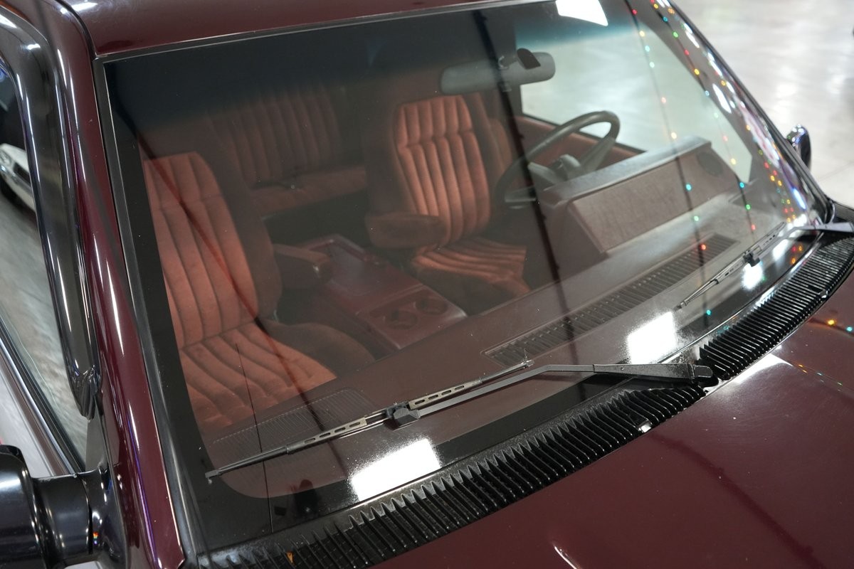 Chevrolet-Suburban-1994-SUV-33