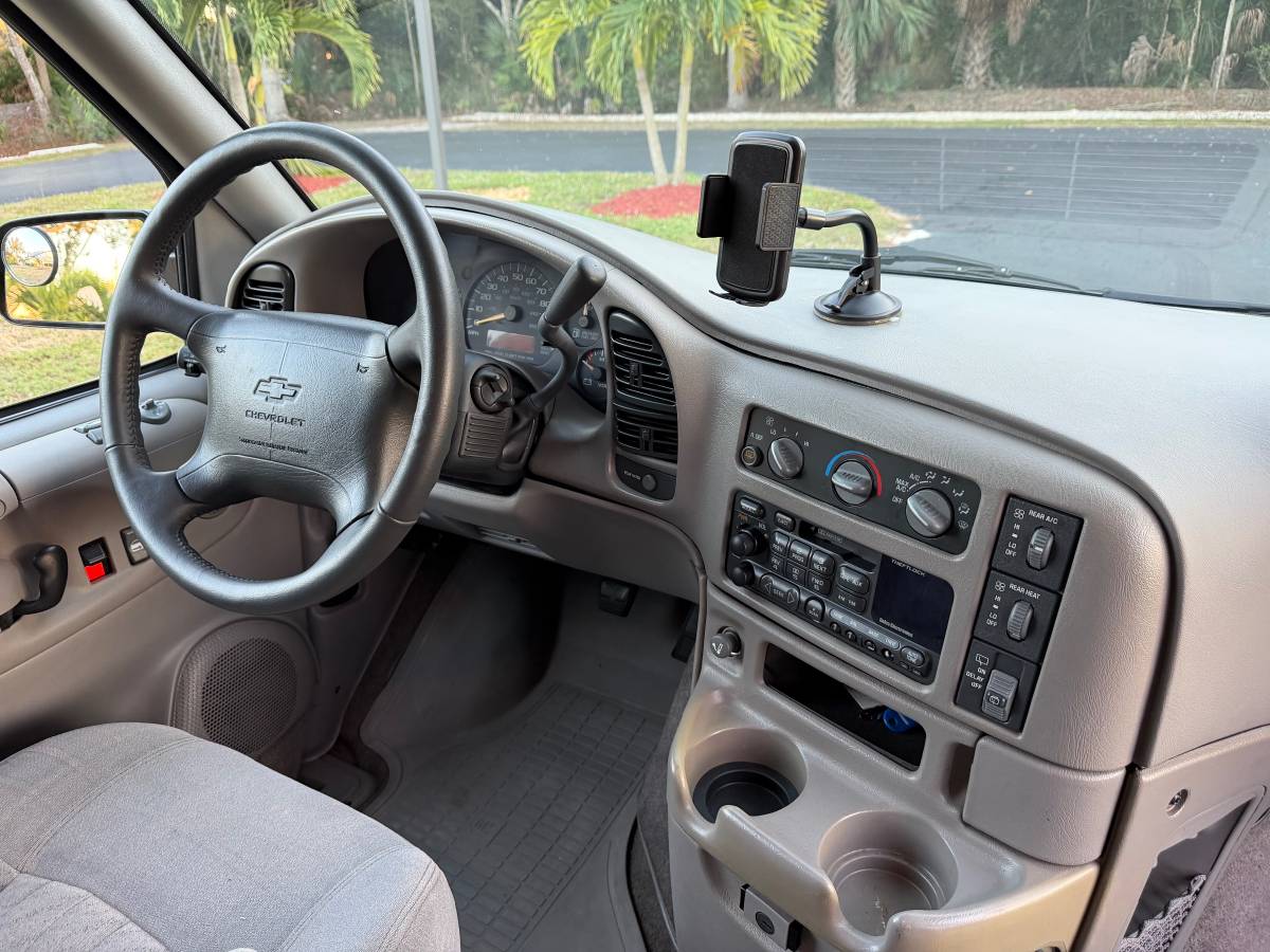 Chevrolet-astro-van-1996-purple-18