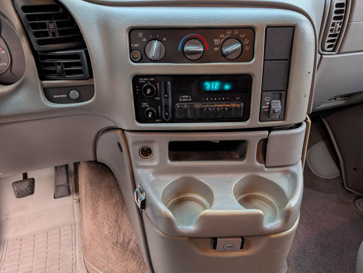 Chevrolet-astro-van-1996-white-10