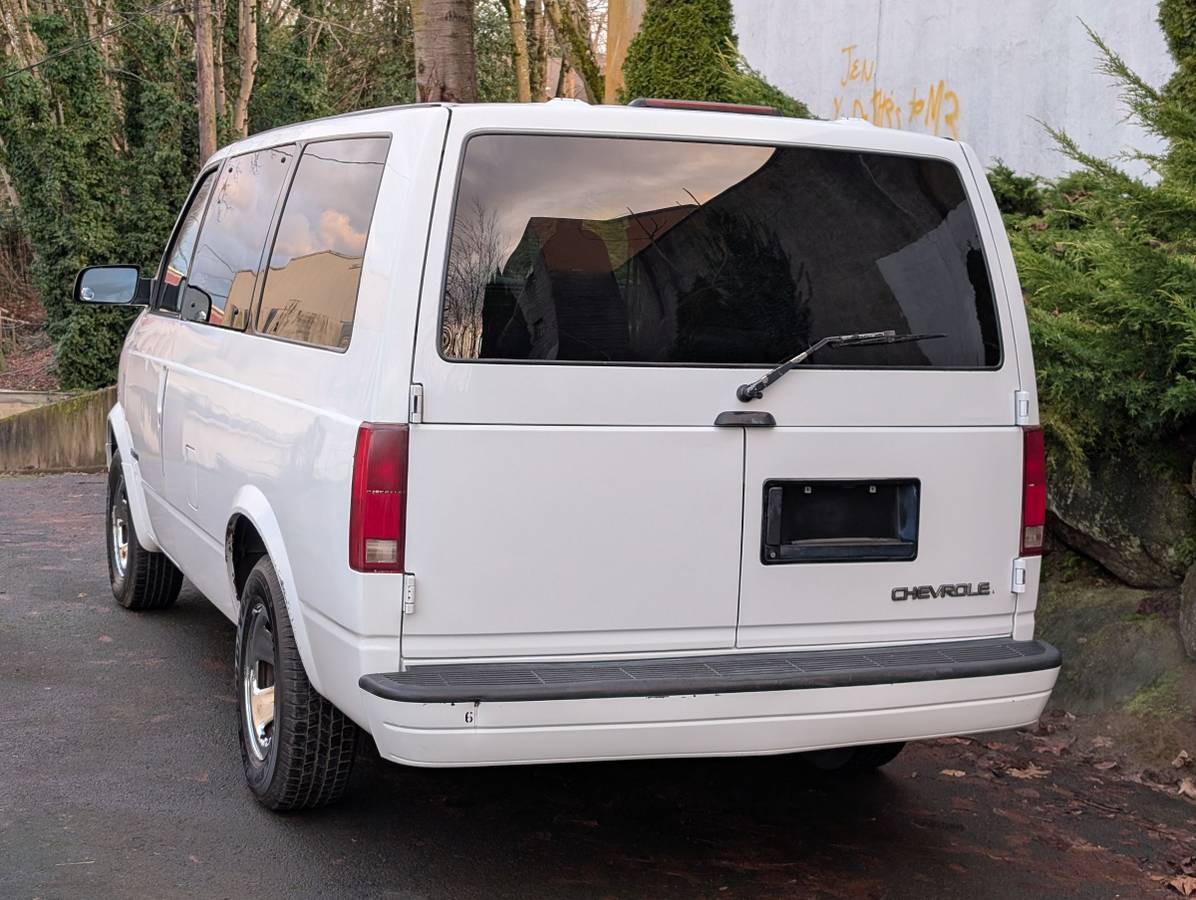 Chevrolet-astro-van-1996-white-2